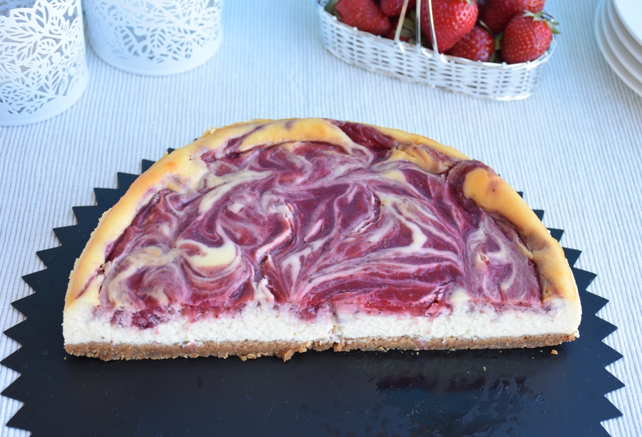ÇİLEKLİ MERMER CHEESECAKE